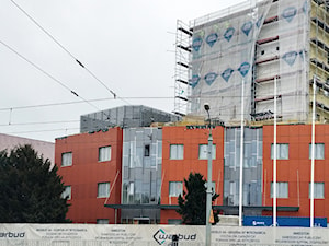 Łamacze światła na nowym budynku Szpitala Zespolonego w Szczecinie