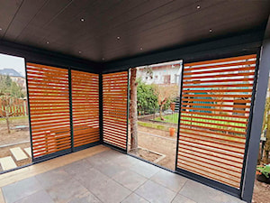 Pergola bioklimatyczna z bocznymi osłonami shutters - Taras, styl skandynawski - zdjęcie od Spin Bobko i Staniewski sp.j.