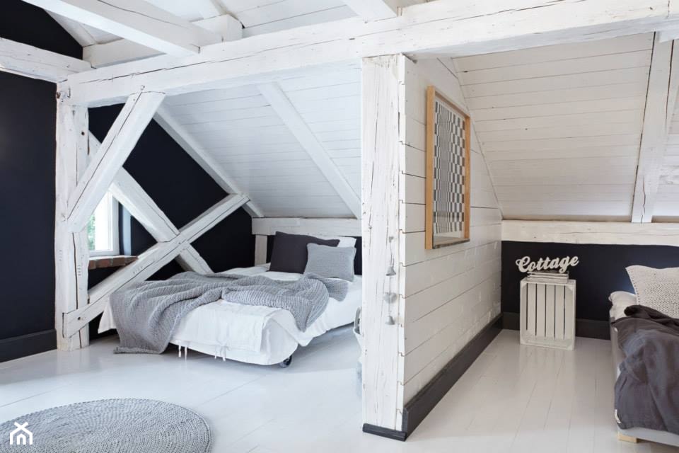 sypialnia na poddaszu, ściany z drewnianych paneli, białe ściany, biała pościel