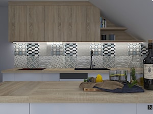 Aranżacja kuchni na poddaszu - Średnia otwarta szara z zabudowaną lodówką z nablatowym zlewozmywakiem kuchnia dwurzędowa z wyspą lub półwyspem, styl nowoczesny - zdjęcie od IN DESIGN STUDIO