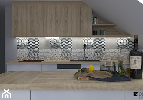 Aranżacja kuchni na poddaszu - Średnia otwarta szara z zabudowaną lodówką z nablatowym zlewozmywakiem kuchnia dwurzędowa z wyspą lub półwyspem, styl nowoczesny - zdjęcie od IN DESIGN STUDIO