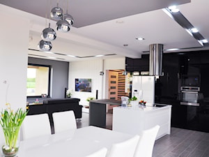 Jadalnia z widokiem na kuchnie i salon - zdjęcie od Am Design Studio projektowania wnętrz