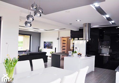 Jadalnia z widokiem na kuchnie i salon - zdjęcie od Am Design Studio projektowania wnętrz