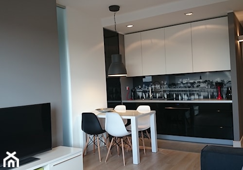 Apartament dla singla Szczecin - Mała z salonem biała czarna z zabudowaną lodówką z podblatowym zlewozmywakiem kuchnia jednorzędowa, styl nowoczesny - zdjęcie od 4Q Dekton Pracownia Architektoniczna