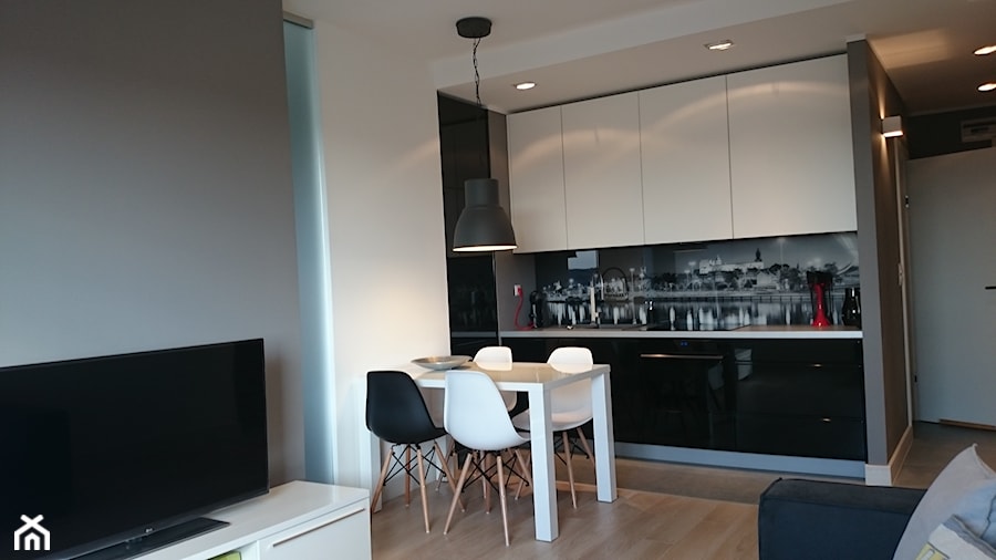 Apartament dla singla Szczecin - Mała z salonem biała czarna z zabudowaną lodówką z podblatowym zlewozmywakiem kuchnia jednorzędowa, styl nowoczesny - zdjęcie od 4Q Dekton Pracownia Architektoniczna