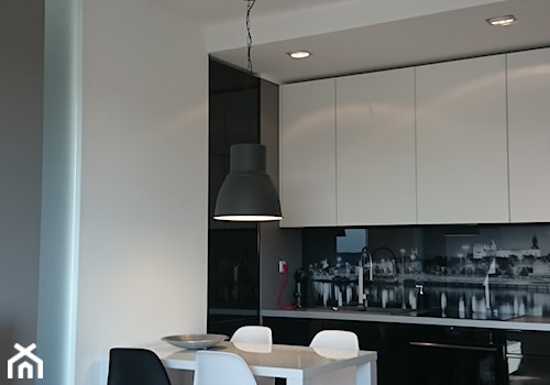 Apartament dla singla Szczecin - Mała z salonem biała czarna szara z podblatowym zlewozmywakiem kuchnia jednorzędowa, styl nowoczesny - zdjęcie od 4Q Dekton Pracownia Architektoniczna