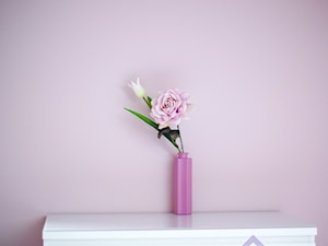 Różowy pokój z białymi mebelkami - zdjęcie od 123budujemy.pl