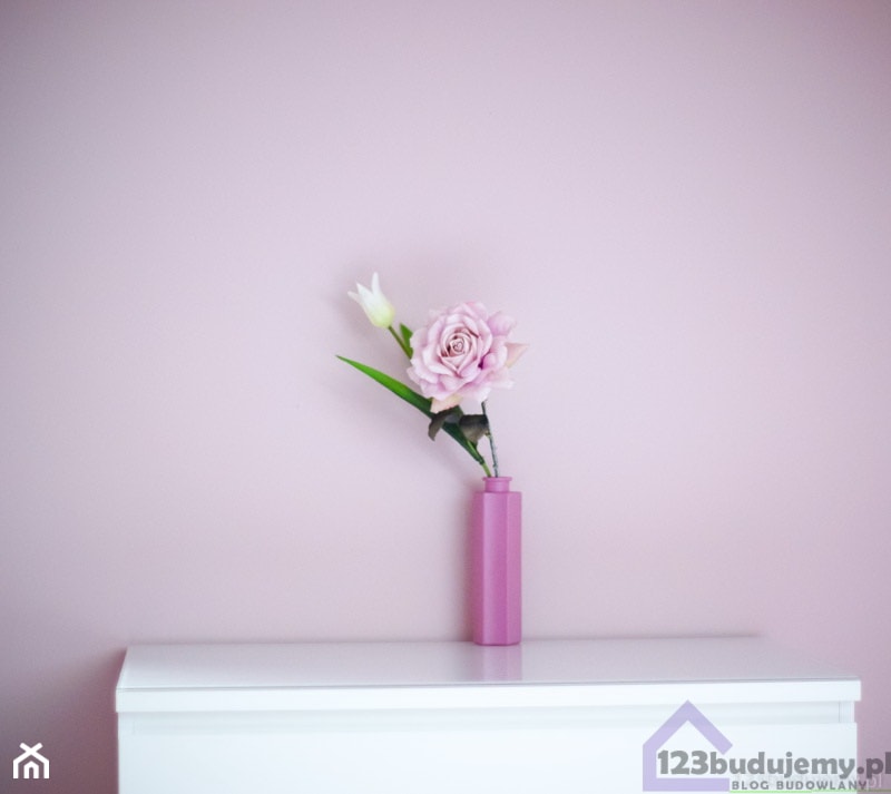 Różowy pokój z białymi mebelkami - zdjęcie od 123budujemy.pl - Homebook