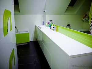 Meble łazienkowe Zielono biała łazienka - zdjęcie od 123budujemy.pl