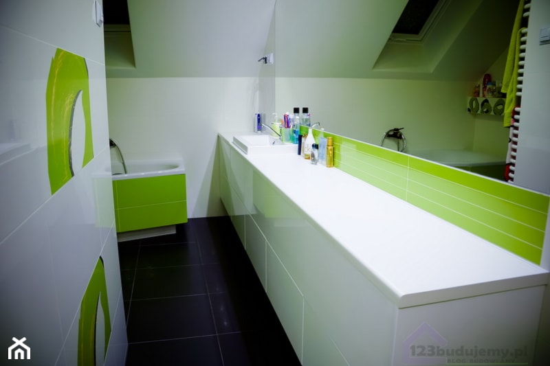 Meble łazienkowe Zielono biała łazienka - zdjęcie od 123budujemy.pl - Homebook