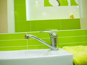 Zielono biała łazienka z ciemna podłogą płytki tubądzin colour - zdjęcie od 123budujemy.pl