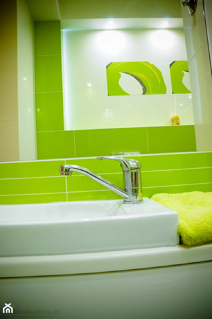 Zielono biała łazienka z ciemna podłogą płytki tubądzin colour - zdjęcie od 123budujemy.pl - Homebook