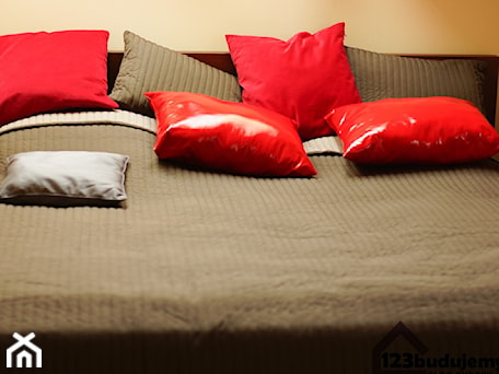 Aranżacje wnętrz - Sypialnia: Łóżko brązowa narzuta czerwone poduszki - 123budujemy.pl. Przeglądaj, dodawaj i zapisuj najlepsze zdjęcia, pomysły i inspiracje designerskie. W bazie mamy już prawie milion fotografii!