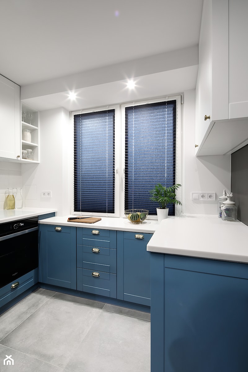 mieszkanie #11, Czarna Białostocka - Mała zamknięta biała szara z zabudowaną lodówką kuchnia w kształcie litery u z oknem, styl nowoczesny - zdjęcie od JUST studio projektowe