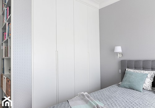 Monochromatyczna sypialnia - Średnia biała szara sypialnia, styl minimalistyczny - zdjęcie od MANEKINEKO