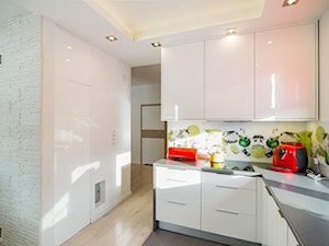 Dom jednororodzinny w Lipkowie - REALIZACJA - Średnia z salonem biała kuchnia w kształcie litery l, styl nowoczesny - zdjęcie od Medyńscy Projektowanie