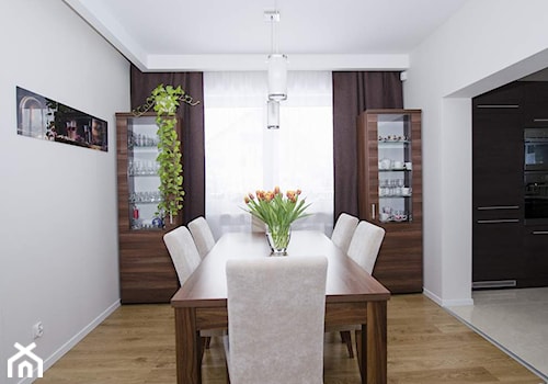 Dom w Rembertowie - REALIZACJA - Średnia biała szara jadalnia jako osobne pomieszczenie, styl nowoczesny - zdjęcie od Medyńscy Projektowanie