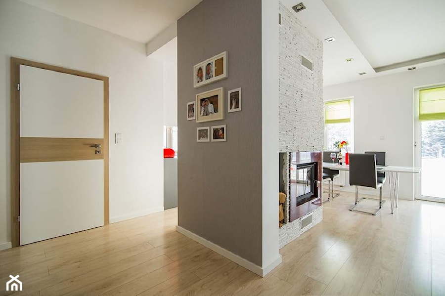 Dom jednororodzinny w Lipkowie - REALIZACJA - Średni biały szary hol / przedpokój, styl nowoczesny - zdjęcie od Medyńscy Projektowanie