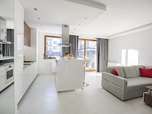 Mieszkanie 50m2 Warszawa Mokotów - REALIZACJA - Mały biały salon z kuchnią z jadalnią z tarasem / balkonem, styl nowoczesny - zdjęcie od Medyńscy Projektowanie