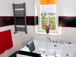 Dom w Słupnie po metamorfozie - REALIZACJA - Mała jako pokój kąpielowy łazienka z oknem, styl nowoczesny - zdjęcie od Medyńscy Projektowanie