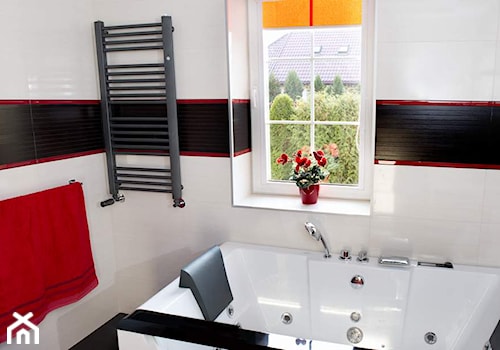 Dom w Słupnie po metamorfozie - REALIZACJA - Mała jako pokój kąpielowy łazienka z oknem, styl nowoczesny - zdjęcie od Medyńscy Projektowanie