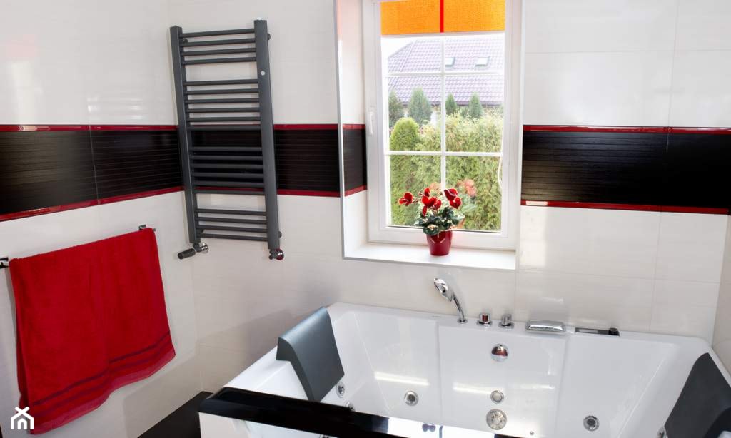 Dom w Słupnie po metamorfozie - REALIZACJA - Mała jako pokój kąpielowy łazienka z oknem, styl nowoczesny - zdjęcie od Medyńscy Projektowanie - Homebook
