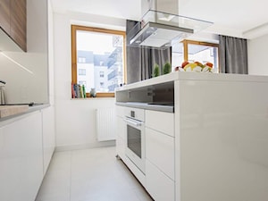 Mieszkanie 50m2 Warszawa Mokotów - REALIZACJA - Średnia otwarta z salonem z zabudowaną lodówką kuchnia jednorzędowa dwurzędowa z wyspą lub półwyspem, styl nowoczesny - zdjęcie od Medyńscy Projektowanie