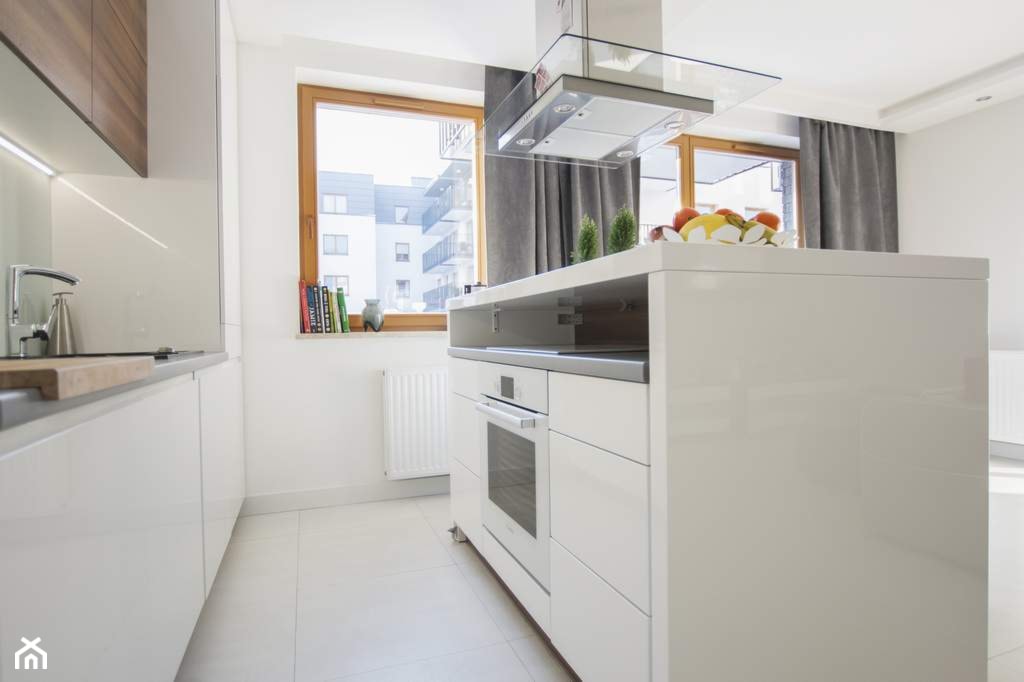 Mieszkanie 50m2 Warszawa Mokotów - REALIZACJA - Średnia otwarta z salonem z zabudowaną lodówką kuchnia jednorzędowa dwurzędowa z wyspą lub półwyspem, styl nowoczesny - zdjęcie od Medyńscy Projektowanie - Homebook