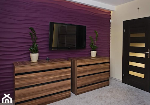 Dom w Słupnie po metamorfozie - REALIZACJA - Średnia beżowa fioletowa z panelami tapicerowanymi sypialnia, styl glamour - zdjęcie od Medyńscy Projektowanie