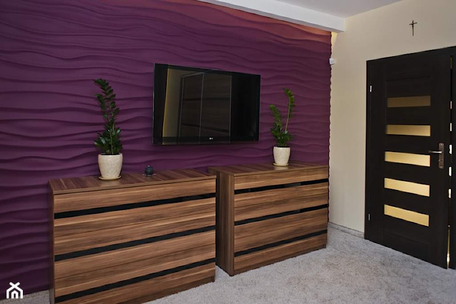 Dom w Słupnie po metamorfozie - REALIZACJA - Średnia beżowa fioletowa z panelami tapicerowanymi sypialnia, styl glamour - zdjęcie od Medyńscy Projektowanie