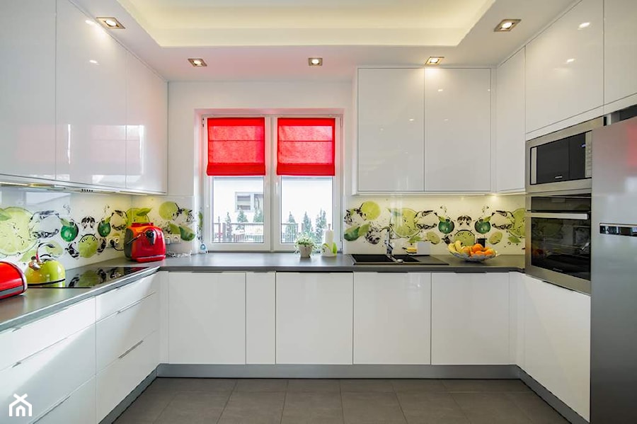 Dom jednororodzinny w Lipkowie - REALIZACJA - Średnia otwarta biała z zabudowaną lodówką z podblatowym zlewozmywakiem kuchnia w kształcie litery u, styl nowoczesny - zdjęcie od Medyńscy Projektowanie
