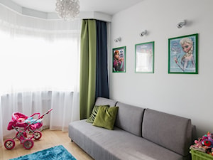 Mieszkanie 90m2 Warszawa Ursus - REALIZACJA - Średni biały pokój dziecka dla dziecka dla dziewczynki, styl nowoczesny - zdjęcie od Medyńscy Projektowanie
