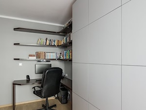 Mieszkanie 90m2 Warszawa Ursus - REALIZACJA - Małe z zabudowanym biurkiem szare biuro, styl nowoczesny - zdjęcie od Medyńscy Projektowanie