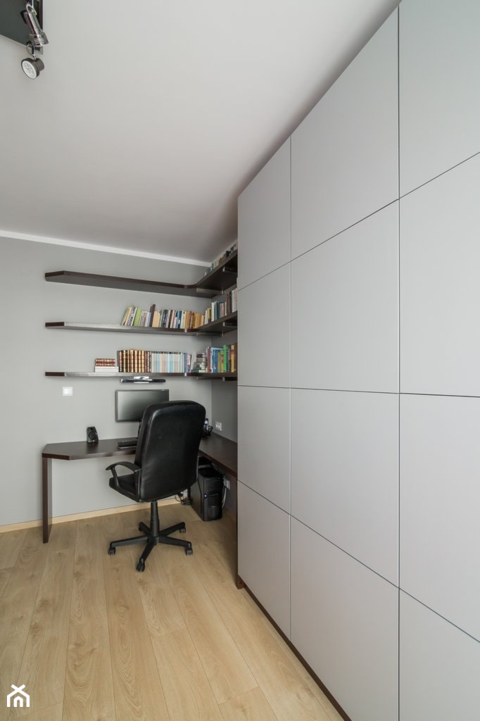Mieszkanie 90m2 Warszawa Ursus - REALIZACJA - Małe z zabudowanym biurkiem szare biuro, styl nowoczesny - zdjęcie od Medyńscy Projektowanie