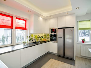 Dom jednororodzinny w Lipkowie - REALIZACJA - Duża otwarta z salonem biała z zabudowaną lodówką z lodówką wolnostojącą z nablatowym zlewozmywakiem kuchnia w kształcie litery u, styl nowoczesny - zdjęcie od Medyńscy Projektowanie