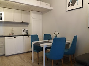 Mieszkanie na Miodowej - Mała otwarta z salonem z kamiennym blatem szara z zabudowaną lodówką z nablatowym zlewozmywakiem kuchnia jednorzędowa - zdjęcie od mleczko architektura