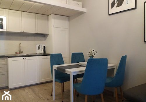 Mieszkanie na Miodowej - Mała otwarta z salonem z kamiennym blatem szara z zabudowaną lodówką z nablatowym zlewozmywakiem kuchnia jednorzędowa - zdjęcie od mleczko architektura