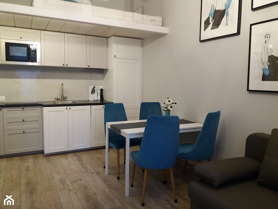 Mieszkanie na Miodowej - Mała z salonem biała z zabudowaną lodówką z podblatowym zlewozmywakiem kuchnia jednorzędowa - zdjęcie od mleczko architektura