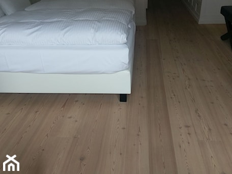 Aranżacje wnętrz - Sypialnia: Modrzew firmy mafi - bestfloors - pakiety, tarasy, drzwi. Przeglądaj, dodawaj i zapisuj najlepsze zdjęcia, pomysły i inspiracje designerskie. W bazie mamy już prawie milion fotografii!