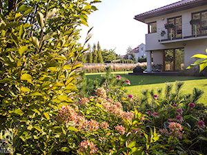 Ogród z kwitnącymi rabatami - Duży ogród za domem, styl nowoczesny - zdjęcie od Zieleń i Przestrzeń