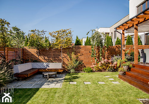 Ogród z małą architekturą - realizacja - Średni ogród za domem, styl nowoczesny - zdjęcie od Zieleń i Przestrzeń