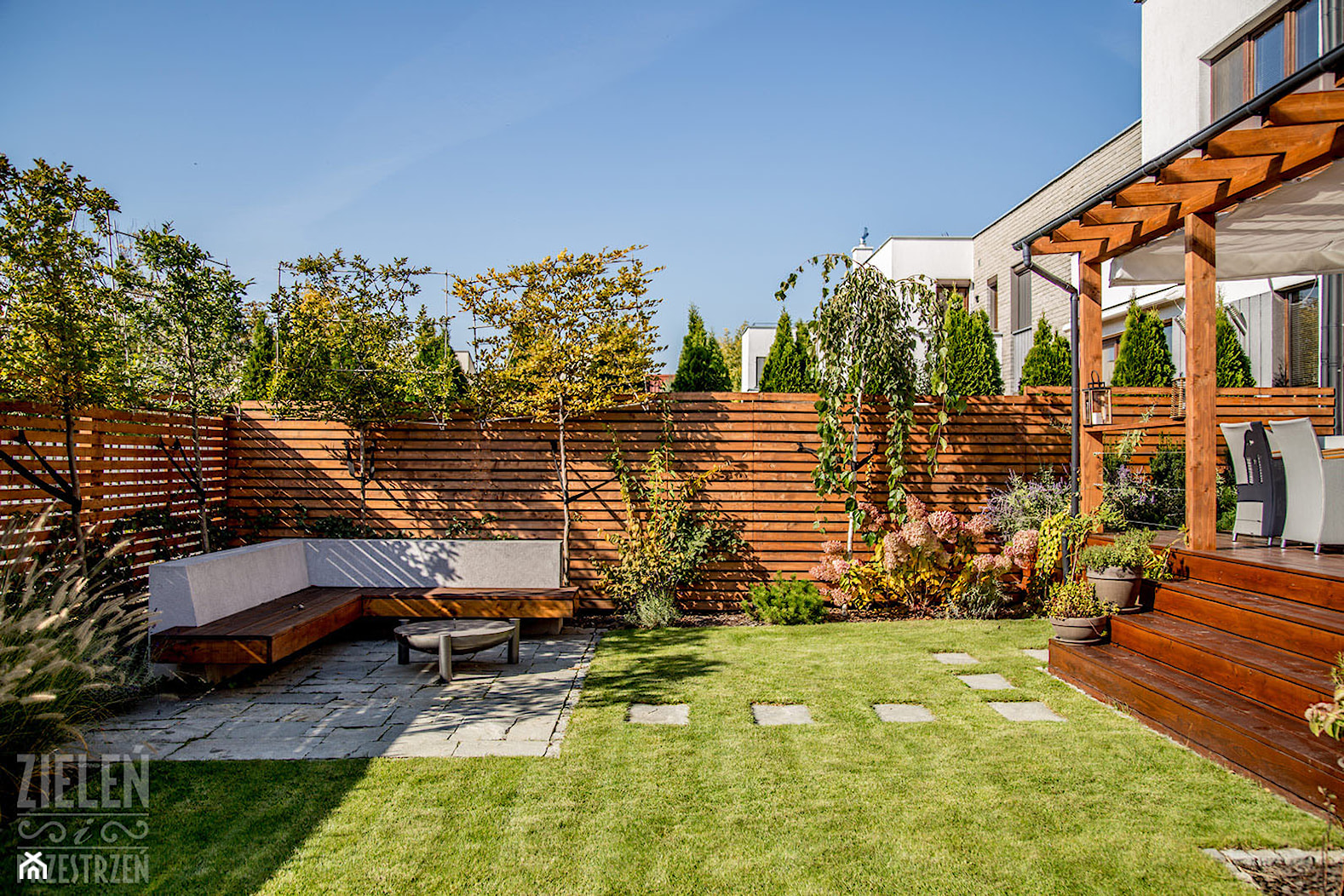 Ogród z małą architekturą - realizacja - Średni ogród za domem, styl nowoczesny - zdjęcie od Zieleń i Przestrzeń - Homebook