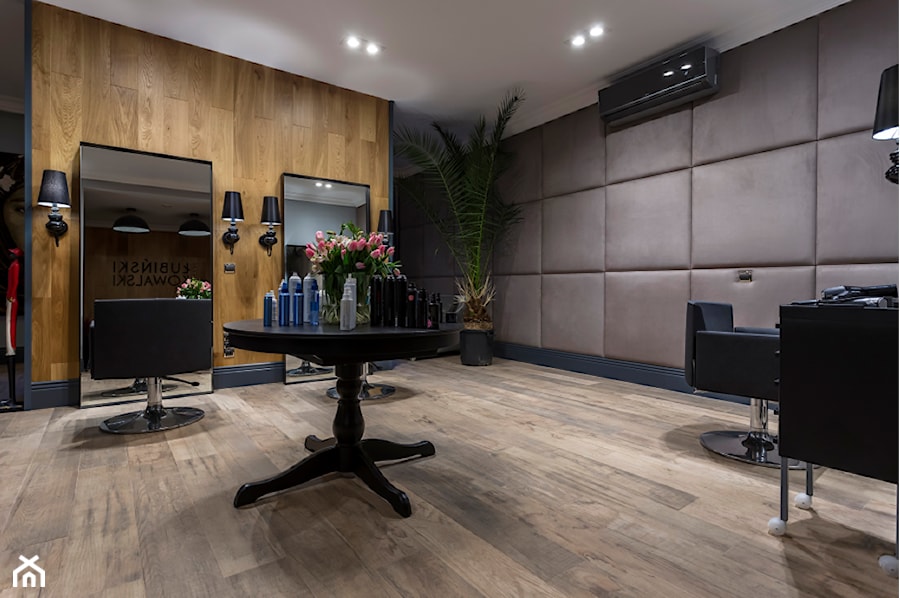 Wnętrze ekskluzywnego salonu fryzjerskiego w Warszawie. - zdjęcie od MediaShots