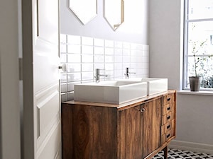 Aranżacja mebli twardych - Mała z dwoma umywalkami łazienka z oknem, styl vintage - zdjęcie od Foto-Meble