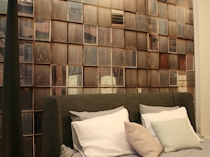 wystawa - Mała biała sypialnia, styl industrialny - zdjęcie od oshi pracownia projektowa