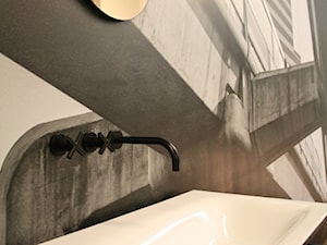 wystawa - Mała na poddaszu łazienka z oknem, styl industrialny - zdjęcie od oshi pracownia projektowa