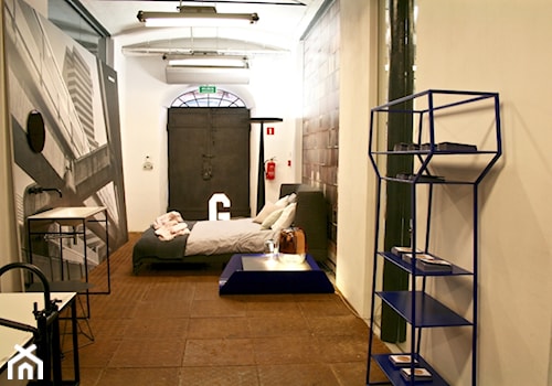 wystawa - Duża beżowa czarna sypialnia z łazienką, styl industrialny - zdjęcie od oshi pracownia projektowa