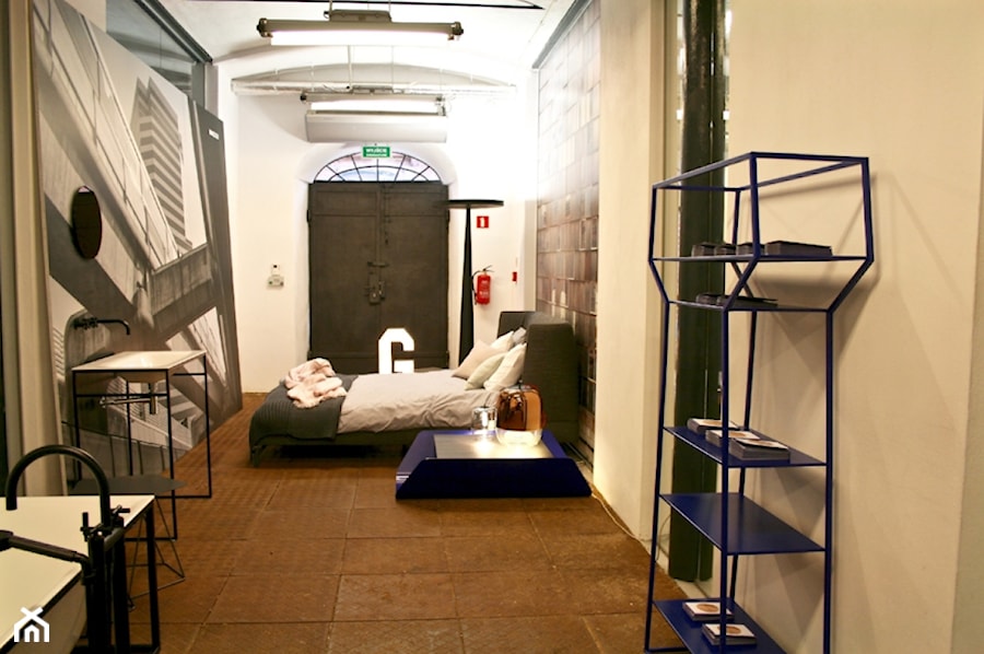 wystawa - Duża beżowa czarna sypialnia z łazienką, styl industrialny - zdjęcie od oshi pracownia projektowa