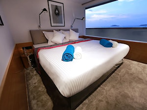 JACHT - Azalea Cruize - Mała beżowa biała sypialnia, styl nowoczesny - zdjęcie od oshi pracownia projektowa