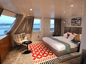 JACHT - Azalea Cruize - Duża biała sypialnia, styl nowoczesny - zdjęcie od oshi pracownia projektowa